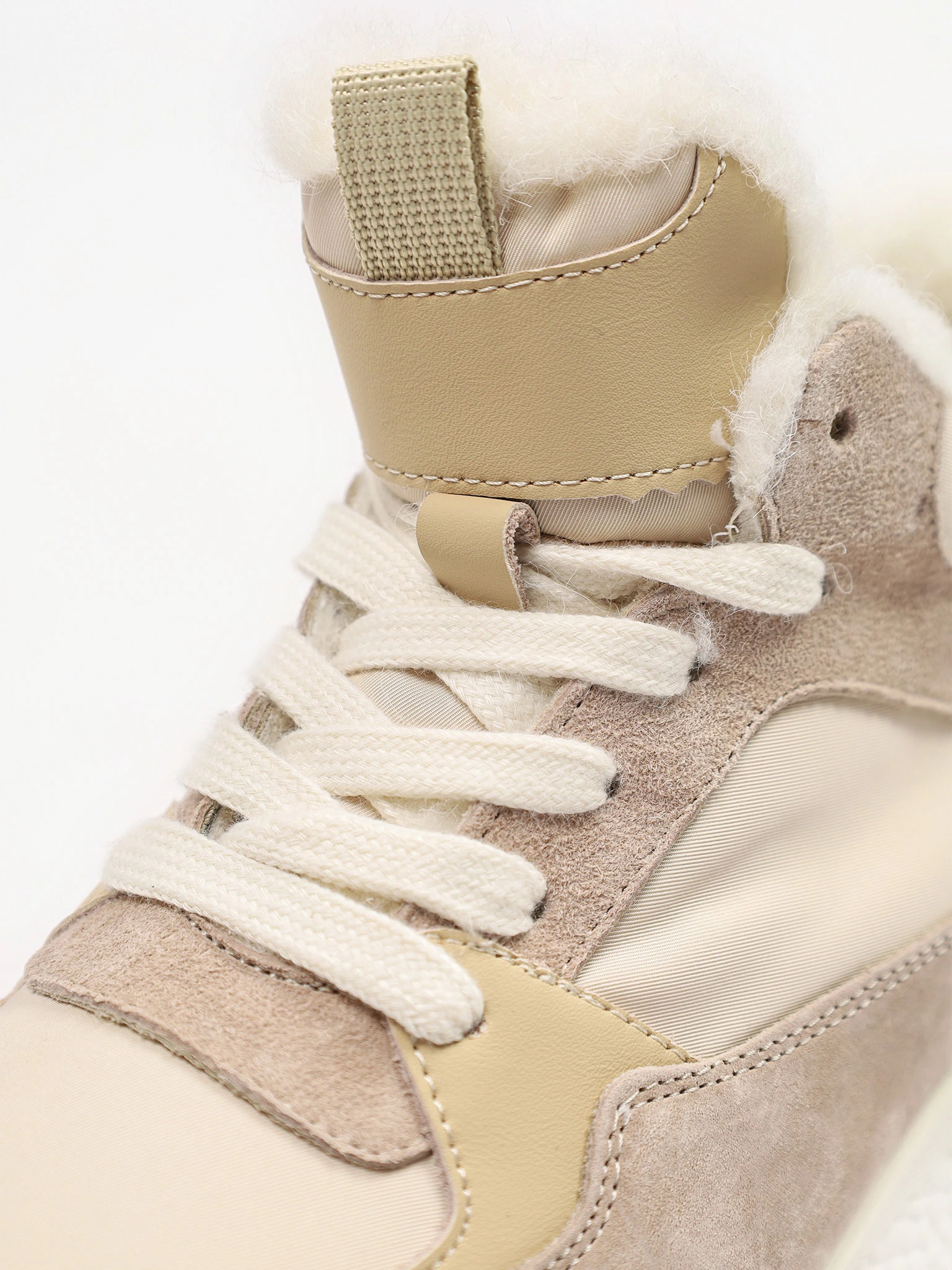 Кроссовки комбинированные бежевого цвета на рельефной подошве